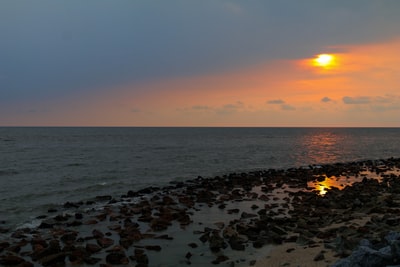 日落时海浪拍岸